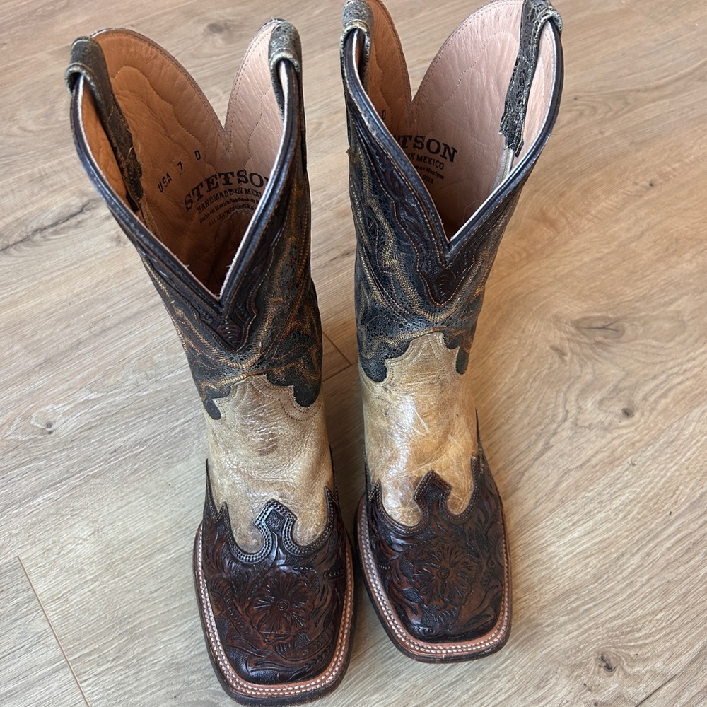 STETSON MEN'S JULIAN CRACKED TOOLED WINGTIP WESTERN BOOTS - BROAD SQUARE TOE